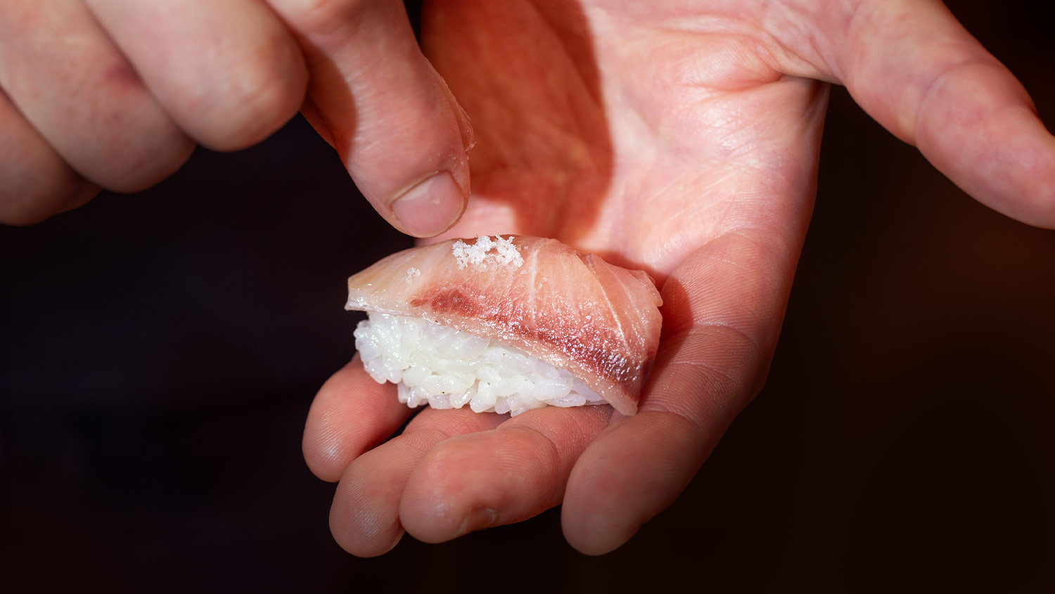 塩を添えるシーン